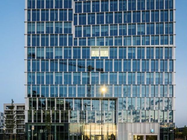 A BudaPart GATE üveghomlokzata alkonyatkor
